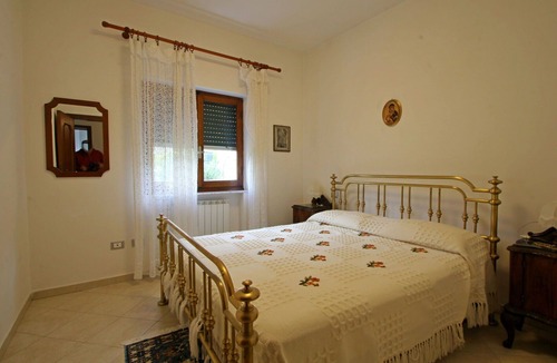 San Carlo Terme Apartment | Flat for 5 People with Garden above Massa