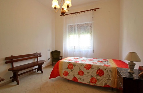 San Carlo Terme Apartment | Flat for 5 People with Garden above Massa
