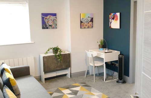 Beaconsfield Apartment | Flat No 3 central Beaconsfield - easy walk to Station, NFTS shops & restaurants
