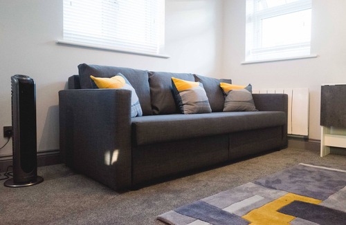 Beaconsfield Apartment | Flat No 3 central Beaconsfield - easy walk to Station, NFTS shops & restaurants