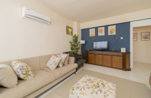 Guzeloba Mahallesi Apartment | Flat w Balcony 10 min to Lara Beach in Antalya