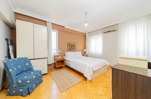 Guzeloba Mahallesi Apartment | Flat w Balcony Fireplace 5 min to Beach in Antalya