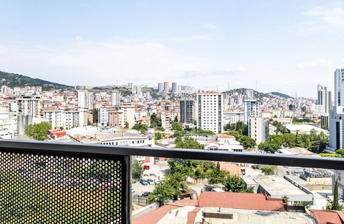 Kartal Apartment | Flat w Shared Pool and Garden 15 min to Coast