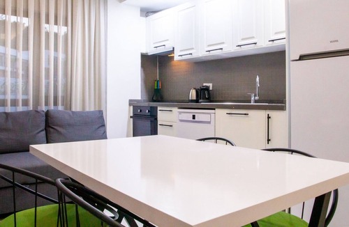 Milas Apartment | Flat w Spacious Garden 5 min to Beach in Milas