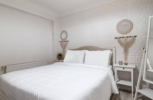 Celiktepe Mahallesi Apartment | Flat with Backyard Close to Sapphire Shopping Mall
