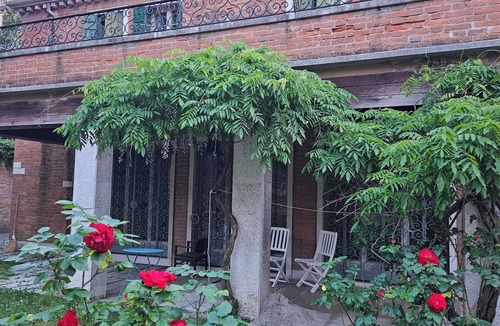 Santa Croce Apartment | Flat with garden and canal view, in Venice Town Center (San Polo neighborhood!)