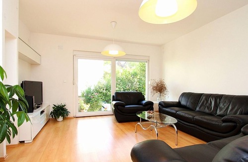 Liznjan House | Flat with private garden