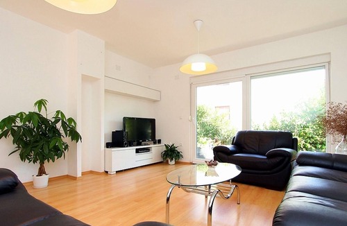Liznjan House | Flat with private garden