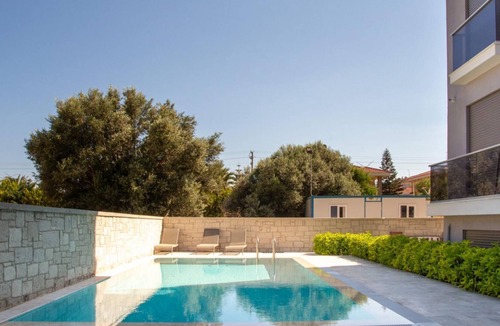 Altınyunus Mahallesi Apartment | Flat with Shared Pool Close to the Beach in Cesme
