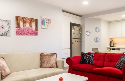 Altınyunus Mahallesi Apartment | Flat with Shared Pool Close to the Beach in Cesme