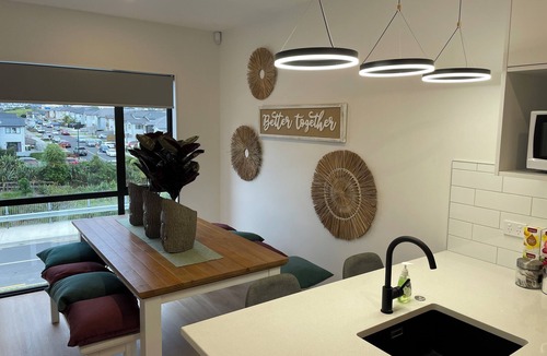 Flat Bush House | Flatbush Holiday Accommodation, 3 Bedroom Town House WH1 | Apartment