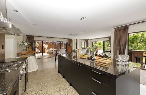 Waitakere Cabin | Flaxmere House - Luxury Accommodation and Venue