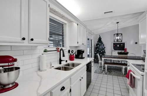 Doctors Inlet House | Fleming Island 4-3 by River wifi&MILS Fenced Beach 45min 1 of 7 local properties