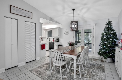 Doctors Inlet House | Fleming Island 4-3 by River wifi&MILS Fenced Beach 45min 1 of 7 local properties