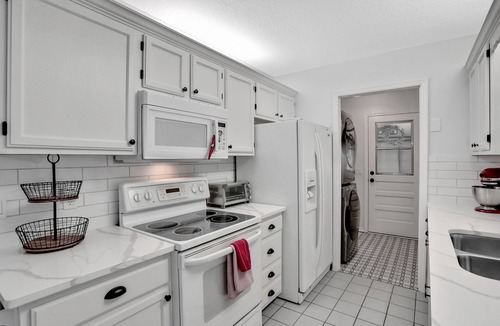 Doctors Inlet House | Fleming Island 4-3 by River wifi&MILS Fenced Beach 45min 1 of 7 local properties