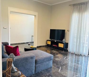 Petaloudes Apartment | Flev's House with Jacuzzi & Rooftop BBQ