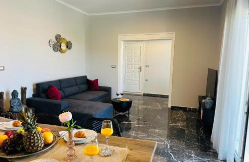 Petaloudes Apartment | Flev's House with Jacuzzi & Rooftop BBQ