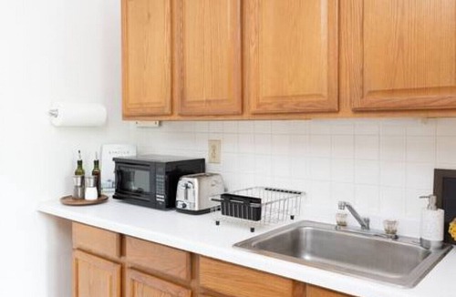 Milwaukee Apartment | Flexhome East Side Vintage 2BR B2