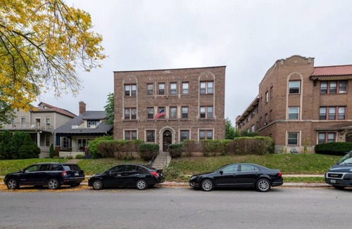 Milwaukee Apartment | Flexhome East Side Vintage 2BR B2