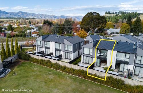 Albert Town House | Flexible Bed Options, Private Back Yard, Car Park