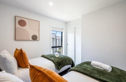 Albert Town House | Flexible Bed Options, Private Back Yard, Car Park