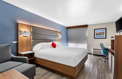 Cheyenne Hotel | Flexible & Comfortable Space | Deluxe One King Bed Pet Friendly | Free Parking