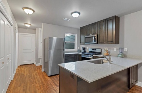 Salem House | Flexible Extended Stay 3BR - Spacious + Fireplace + Patio