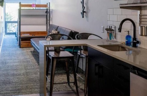 Silverthorne Hotel | Flexible Stay for Groups – 2 Relaxing Units, Walk to Dining, Music, Art & Parks