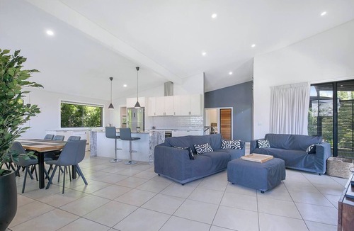 Sandgate House | Flinders Haven Poolside Escape by the Beach
