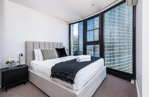 Docklands Apartment | Flinders St Central - Parking, Gym, Pool & Sauna