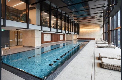 Docklands Apartment | Flinders St Central - Parking, Gym, Pool & Sauna