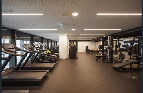 Docklands Apartment | Flinders St Central - Parking, Gym, Pool & Sauna