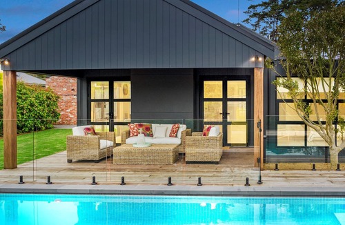 Flinders House | Flinders Village Beach House, sleeps up to10 with Pool Close to Wineries/Beaches