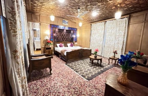 Dal Lake Boat Rental | Floating Shanghai group of houseboats