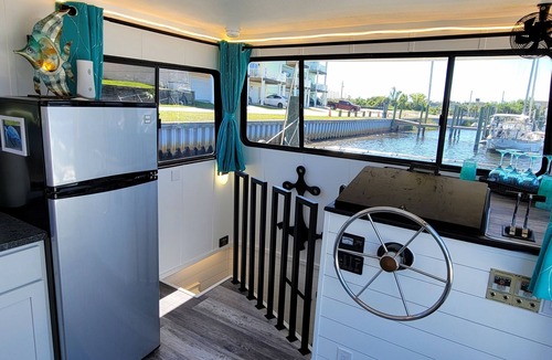 Panama City Boat Rental | Floating Villa ¤ Epic Views ¤ Close to Downtown, Dining, & Shopping!