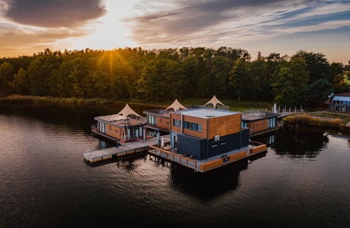 Laasow House | Floatinghouse Möwe 1: Lake view, terrace & fireplace on 116 sqm