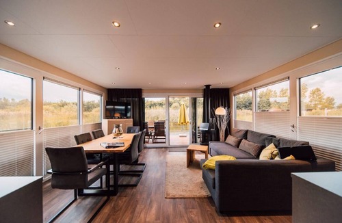 Laasow House | Floatinghouse Seeschwäche: with terrace & fireplace