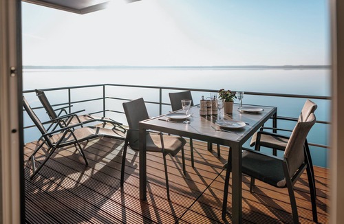 Laasow House | Floatinghouse Möweninsel: fantastic lake view with terrace