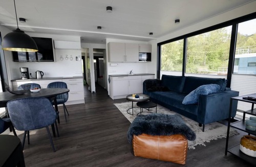 Godelheim House | Floatinghouse Black Pearl: lake view, terrace & fireplace in Höxter