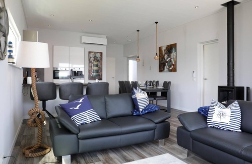Ribnitz House | Floatinghouse Ankerplatz: lake view, terrace & wellness on 85 m²