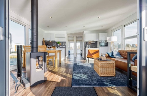 Ribnitz House | Floatinghouse My favorite boat: lake view, terrace & fireplace for 4 guests
