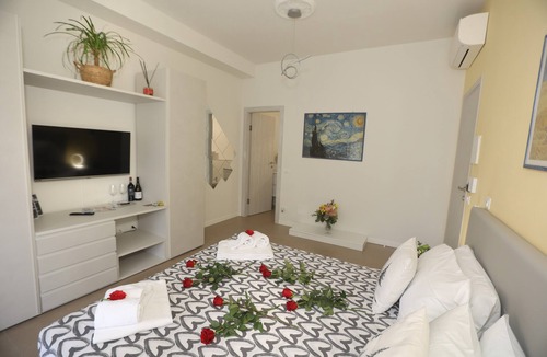 Isolotto Apartment | Florence Harmony Van Gogh