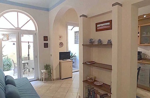 San Lorenzo Apartment | FLORENCE HISTORIC CENTER, APARTMENT WITH PRIVATE COURTYARD, WI-FI and AC