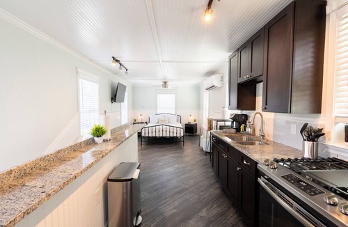 Gainesville Apartment | Florida Room: Walk DNTN - Studio - Lux Bath - Pet Welcome