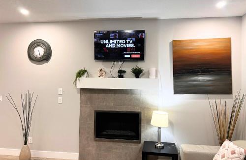 Southwest Calgary House | Flowealth Property Luxury Villa Near Lake Netflix TV Wifi
