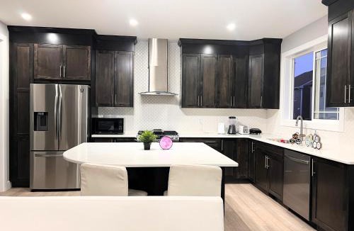 Southwest Calgary House | Flowealth Property Luxury Villa Near Lake Netflix TV Wifi