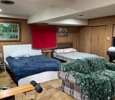 Silver Spring House | Flower Avenue Hosting -Two DB Beds & Shower - Ground Floor Bedroom 1 Person 66 Night, 2 persons 122 - 3rd & 4th add 52 each