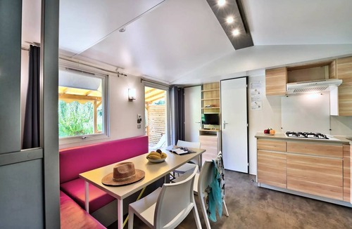 Mantaille House | Flower Camping La Chataigneraie * - Mobil home Premium 31m2 (3 bedrooms) + covered terrace + Dishwasher + TV + Air conditioning 6 people