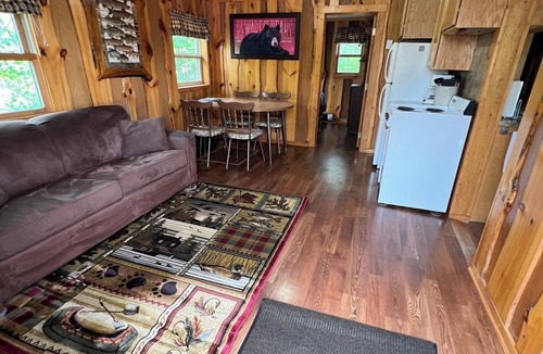 Phillips Cabin | Flyway Resort ‘The Bear Den’ on Wilson Lake