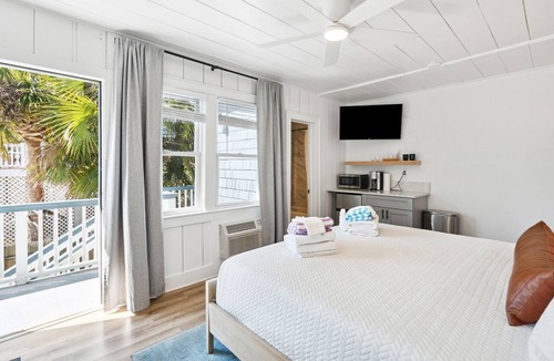 Folly Beach Hotel | Folliday Inn: The Torpedo: Room 22